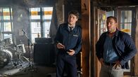 SOKO Wismar – Austauschpolizist Eddi Jansons (Gustavs Gailus, l.) gibt Kriminalkommissar Lars Pöhlmann (Dominic Boeer, r.) erste Informationen zum Mord an Patrick Tiedemann. Der Sänger und Gitarrist der Metal-Band "Steel Hunter" liegt tot im Getränkelager seines Clubs. Wer hat ihn erschlagen?
