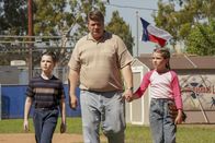 Young Sheldon – (v.l.n.r.) Sheldon (Iain Armitage); George (Lance Barber); Missy (Raegan Revord)