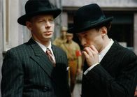 Comedian Harmonists – Der Arrangeur Harry Frommermann (Ulrich Noethen, rechts) und der Bassist Robert Biberti (Ben Becker, links) haben ein Gesangsensemble zusammengestellt.