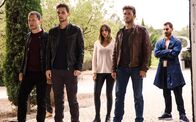 Overdrive – (v.l.) Max Klemp (Clemens Schick) trifft sich mit Andrew Foster (Scott Eastwood), Stephanie (Ana de Armas) und Garrett Foster (Freddie Thorp), um ihnen dabei zu helfen, Morier zu hintergehen.