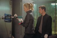 The Italian Job – Gemeinsam mit Johns Tochter Stella (Charlize Theron, l.), die das Safeknackertalent ihres Vaters geerbt hat, tüftelt Charlie (Mark Wahlberg, r.) einen mehr als raffinierten Plan aus, der Steve zum armen Mann machen soll ...