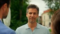 Rote Rosen – Richards (Florian Odendahl m.) lancierter Pleite-Bericht über die EmKa zeigt Wirkung: Daniels (Daniel Fritz) und Lous (Eva-Maria Grein von Friedl) Zweifel an Victoria (Caroline Schreiber) wachsen.