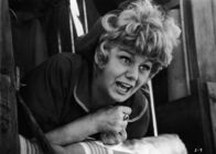 Mit eisernen Fäusten – Kate (Shelley Winters) ist die Freundin von Howie (Telly Savalas).