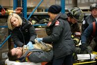 Chicago Fire – Chicago Fire Staffel 8 Folge 17 Erste Hilfe: Kara Killmer als Sylvie Brett, Annie Ilonzeh als Emily Foster Copyright: SRF/2019 NBC Universal