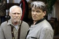 Die Rosenheim-Cops – Nicht ganz uneigennützig bietet Toni Reisinger (Ernst Hannawald, re.) dem Vater des verunglückten Bergsteigers Hubert Gschwendt (Horst A. Reichel) an, für ihn zu arbeiten.