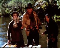 Mit Dynamit und frommen Sprüchen – Die Jagd auf Hawk (nicht im Bild) und seine Leute bringt Rooster (John Wayne, M.), Wolf (Richard Romancito, r.) und Eula (Katharine Hepburn) in viele unbequeme und gefährliche Situationen.