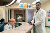 New Amsterdam – Dr. Vijay Kapoor (Anupam Kher, l.) und Dr. Floyd Reynolds ( Jocko Sims) Die Verwendung des sendungsbezogenen Materials ist nur mit dem Hinweis und Verlinkung auf TVNOW gestattet.