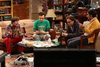 The Big Bang Theory – Verbringen einen Spieleabend zusammen: Howard (Simon Helberg, l.), Sheldon (Jim Parsons, 2.v.l.), Leonard (Johnny Galecki, 2.v.r.) und Raj (Kunal Nayyar, r.) ...