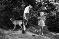 Verbotene Spiele – Um Paulette (Brigitte Fossey) über den Tod ihres Hundes hinwegzutrösten, legt Michel (Georges Poujouly) mit ihr einen Tierfriedhof an.