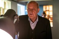 Wilsberg – Georg Wilsberg (Leonard Lansink) findet ein geheimes Zimmer im Haus der Koratis. Viel Zeit, um seinen Fund genauer zu betrachten, hat er allerdings nicht: Katty Korati (Suzan Anbeh) hat Eindringling Wilsberg bereits bemerkt.