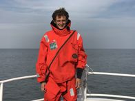Checker Julian – Julian fährt mit auf dem Rettungskreuzer - in voller Seenotretter-Ausrüstung.