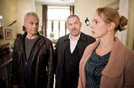 Tatort – Ihre Tochter war Tänzerin im Karnevalsverein und nahm sich das Leben: Martina Pösel (Milena Dreissig, r) mit Max Ballauf (Klaus J. Behrendt, l) und Freddy Schenk (Dietmar Bär, m).