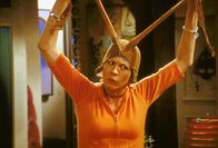 Dharma & Greg – Dharma (Jenny Elfman) versucht zu erklären, wie wichtig Feinstrumpfhosen sind.
