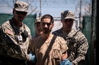 Der Mauretanier – Mohamedou Ould Slahi (Tahar Rahim) ist in der Gewalt des US-Militärs.
