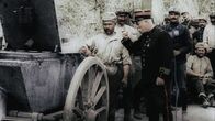 Apokalypse Erster Weltkrieg – Frankreich - Ein französischer Oberst versucht, die Moral seiner Soldaten zu stärken: Er probiert ihre Suppe und ermutigt sie für künftige Schlachten (Bildnachweis: ECPAD)