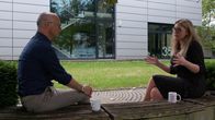 SMS - Schwanke meets Science – Karsten Schwanke im Gespräch mit Prof. Eleftheria Zeggini. Sie ist auf der Suche nach den Geheimnissen unserer Gene. Dabei nutzt sie Statistiken und Big Data.