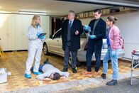 Der Staatsanwalt – Rechtsmedizinerin Dr. Judith Engel (Astrid Posner, l.) hat erste Infos zum Mord an Anton Bruch (Thomas Bartling, 2.v.l.) für Oberstaatsanwalt Bernd Reuther (Rainer Hunold, M.), Oberkommissar Alexander Witte (Jannik Mioducki, 2.v.r.) und Hauptkommissarin Julia Schröder (Anika Baumann, r.).