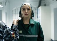 Killing Eve – Villanelle (Jodie Comer) schleicht sich ebenfalls ins Gefängnis, um ihre ehemalige Teamkameradin zum Schweigen zu bringen. Doch die harten Sicherheitsmaßnahmen zwingen Villanelle dazu, zu improvisieren.