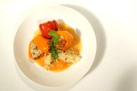 Küchenkabarett – Alfons Schuhbeck und Monika Gruber mit den Gerichten aus den neuen Hauptdarstellern Blumenkohl, Kürbis, Kartoffeln oder Rote Rüben.; Scharfes Paprika-Pfandl mit Hendlhaxerl.; Gefüllte Mini-Paprika mit Scampi und Jakobsmuscheln.