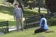 How I Met Your Mother – Als Robin (Cobie Smulders, r.) im Central Park nach einem Medaillon sucht und es nicht mehr finden kann, eilt ihr Ted (Josh Radnor, l.) zu Hilfe, während sich Lily und Marshall auf den Umzug nach Rom vorbereiten ...