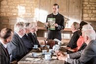 Father Brown – Reverend Peter Allsworthy (Oliver Gilbert, M.) ist aufgebracht von der Hexengruppe in Kembleford. Er sieht die Gruppe als Gefahr für den christlichen Glauben an und möchte mit den örtlichen Priestern gegen sie vorgehen.