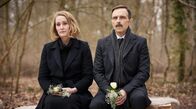 Die Heiland - Wir sind Anwalt – In ihrer Beziehung kriselt es: Romy Heiland und Rudi Illić (Christina Athenstädt und Aleksandar Jovanovic), als Trauergäste einer Beerdigung.