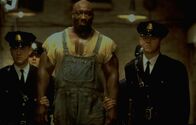 The Green Mile – Seit der Einlieferung von John Coffey (Michael Clarke Duncan, M.) müssen Paul (Tom Hanks, l.) und Brutus Howell (David Morse, r.) erleben, wie plötzlich ganz seltsame Dinge geschehen, die ihr ganzes Weltbild in Frage stellen ...