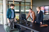 Die Chefin – Am Tatort stoßen die Ermittelnden Korbinian Kirchner (Jonathan Hutter, l.), Paul Böhmer (Jürgen Tonkel, m.) und Vera Lanz (Katharina Böhm) auf die letzte Internetrecherche des Mordopfers. Was hat es mit der Plattform "Open Truth" auf sich?