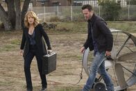 Scorpion – Während sich Toby (Eddie Kaye Thomas, r.) und das Scorpion Team um die Wasserversorgung von L.A. sorgen, braucht Veronica (Lea Thompson, l.) dringend Paiges Unterstützung, um aus der Schusslinie zu gelangen ...