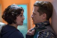 SOKO Köln – Lilly Funke (Tatjana Kästel) beweist sich als taffe Kommissarin. Aber geht sie im Kampf um ein WG-Zimmer einen Schritt zu weit? Oder warum droht sie dem WG-Bewohner Alfons Kohnert (Ferdinand Schmidt-Modrow)?