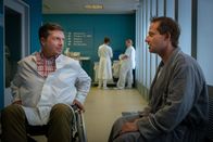 Notruf Hafenkante – Dr. Lindberg (Hardy Krüger Jr., l.) ist überzeugt davon, dass Andreas Wagner (Niels Bruno Schmidt, r.) ihn absichtlich überfahren und damit in den Rollstuhl gebracht hat. Doch Wagner kann sich an die Nacht nicht mehr erinnern.