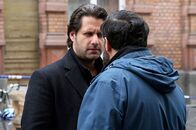 Dimitrios Schulze – Dimi Schulze (Adam Bousdoukos) und Sultan Cakmak (Kida Khodr Ramadan) sind Intimfeinde, die die Stärken und Schwächen des anderen seit ihrer Kindheit im Mannheimer Jungbusch gut kennen.