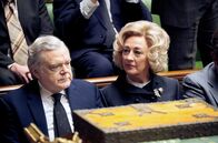 Stonehouse – Harold Wilson (Kevin R. McNally) und Betty Boothroyd (Dorothy Atkinson) im House of Commons