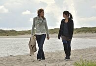 Die Frau am Strand – Mit Hilfe ihrer Tochter Marie (Michelle Barthel) versucht Brigitta (Katja Flint), ihre Erinnerung zurückzubekommen.