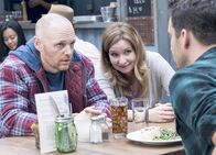 New Girl – Bob (Bill Burr, l.) und Carol (Lennon Parham, r.) haben ein besonderes Anliegen, als sie Nick einen spontanen und unangekündigten Besuch abstatten ...