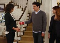 How I Met Your Mother – Während sich Marshall im Flieger mit seiner Sitznachbarin anlegt, versucht Lily (Alyson Hannigan, r.), Ted (Josh Radnor, M.) davon zu überzeugen, Robin (Cobie Smulders, l.) endlich loszulassen ...