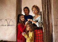 Land der Wunder – Land der Wunder Eingeschüchterte Familie: Agnese Graziani als Marinella, Maria Alexandra Lungu als Gelsomina, Maria-Stella Morrow als Luna, Alba Rohrwacher als Angelica, Eva Lea Pace Morrow als Caterina
