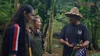 Terra X: Überleben! – Antje Boetius (2.v.l.) erfährt vom einzigen Meeresbiologen der Cook Islands Teina Rango (r.), wie es gelingt, altes Wissen mit neuen Strategien zum Naturschutz zu kombinieren.