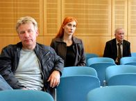 Tatort – SWR Fernsehen TATORT: DER FRÜHE ABSCHIED Uhr. Die Kommissare Charlotte Sänger (Andrea Sawatzki) und Fritz Dellwo (Jörg Schüttauf, links) und der alte Hausarzt der Familie Albany (Jürgen Stofinger) warten auf eine Entscheidung der Staatsanwaltschaft.
