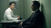 Tokyo Vice – Miyamoto (Hideaki Itō) und Katagiri (Ken Watanabe) belauern sich.