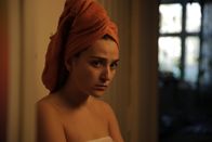 About Saturday – In der WG kommt es vermehrt zu Reibereien und Klara (Darin Hagi) muss sich überlegen, ob sie wieder in ihre Wohnung zurückzieht. Doch das ist leichter gesagt als getan.
