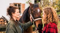 Reiterhof Wildenstein – Elsa (Ulli Maier, li.) und Rike (Klara Deutschmann, r.) beraten über die Zukunft von Hengst Jacomo.