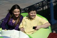 Modern Family – Gloria (Sofia Vergara) und Manny (Rico Rodriguez) haben Spaß im Disneyland.