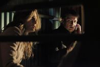 Castle – Castle (Nathan Fillion, r.) und Beckett (Stana Katic, l.) verbarrikadieren sich in einem Keller und hoffen mit Hilfe eines Handys, das sie gefunden haben, Hilfe rufen zu können ...