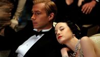 W. E. - Die Romanze des Jahrhunderts – Ihre Liebe - Skandal und Jahrhundert-Romanze: Wallis Simpson (Andrea Riseborough) und König Edward VIII. (James D’Arcy).