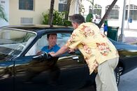 Burn Notice – Als wäre die Suche nach dem verschwundenen Koffer samt der Namenslisten nicht schon genug, müssen sich Michael (Jeffrey Donovan, l.) und Sam (Bruce Campbell) einem weiteren Fall widmen. Denn bei einer Gasexplosion sind vier Menschen ums Leben gekommen.
