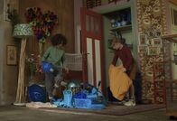 Saïd und Anna – Saïd und Anna suchen alle blauen Gegenstände zusammen.
