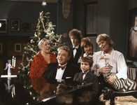 Die Weihnachtsgans Auguste – Dietrich Körner, Daniel Mewes (1. Reihe sitzend), Käthe Reichel, Mark Wende, Stefanie Stappenbeck, Barbara Dittus, Auguste, die sprechende Gans (2. Reihe stehend). (v.l.n.r.)