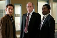 Jack Reacher – Während der Staatsanwalt Rodin (Richard Jenkins, M.) und Detective Emerson (David Oyelowo, r.) von der Schuld des ehemaligen Armee-Scharfschützen James Barr überzeugt sind, bringt dieser während des Verhörs nur drei Worte über die Lippen: "Holt Jack Reacher (Tom Cruise, l.)!"