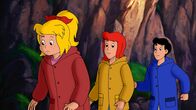 Bibi und Tina – Bibi (l.), Tina (M.) und Alex (r.) suchen nach den zwei verschwundenen Pferden.